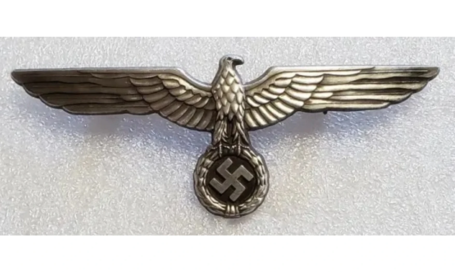 Águila WH metal plateado envejecido