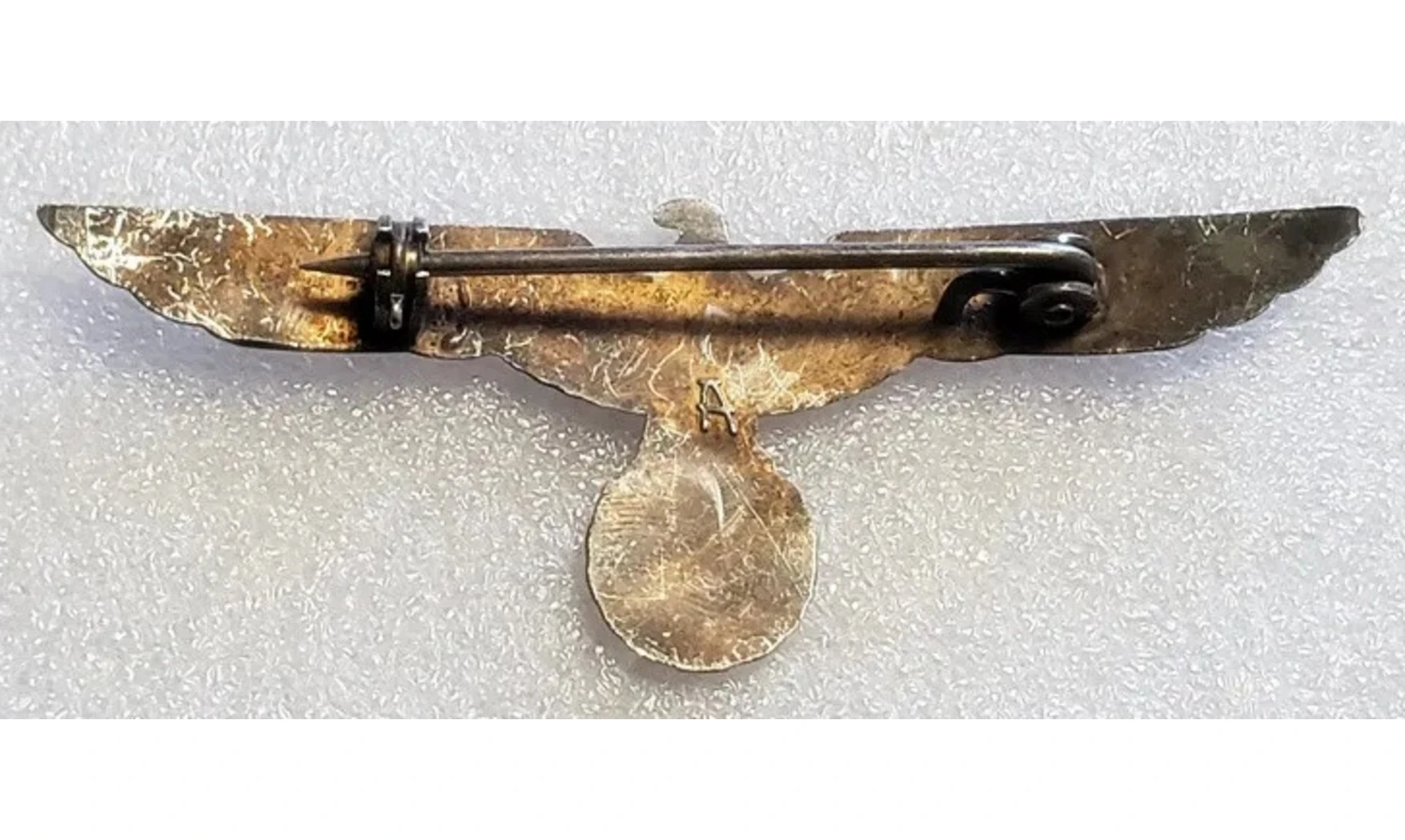 Águila WH metal plateado envejecido