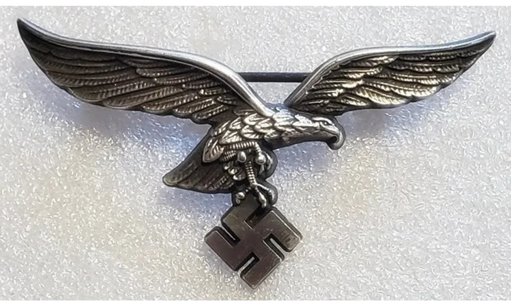 Águila LW metal plateado envejecido