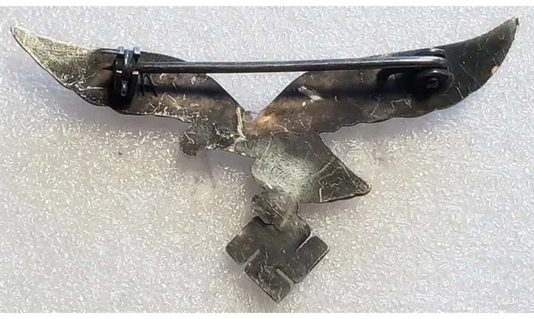 Águila LW metal plateado envejecido